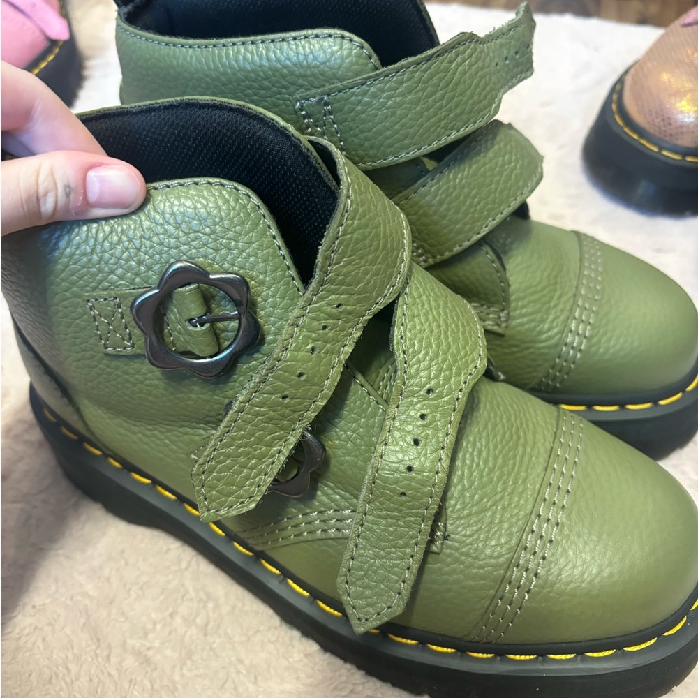 Green flower buckle Devon dr.martens women’s 10